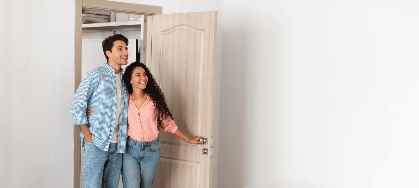 Familia feliz entrando a su nuevo hogar